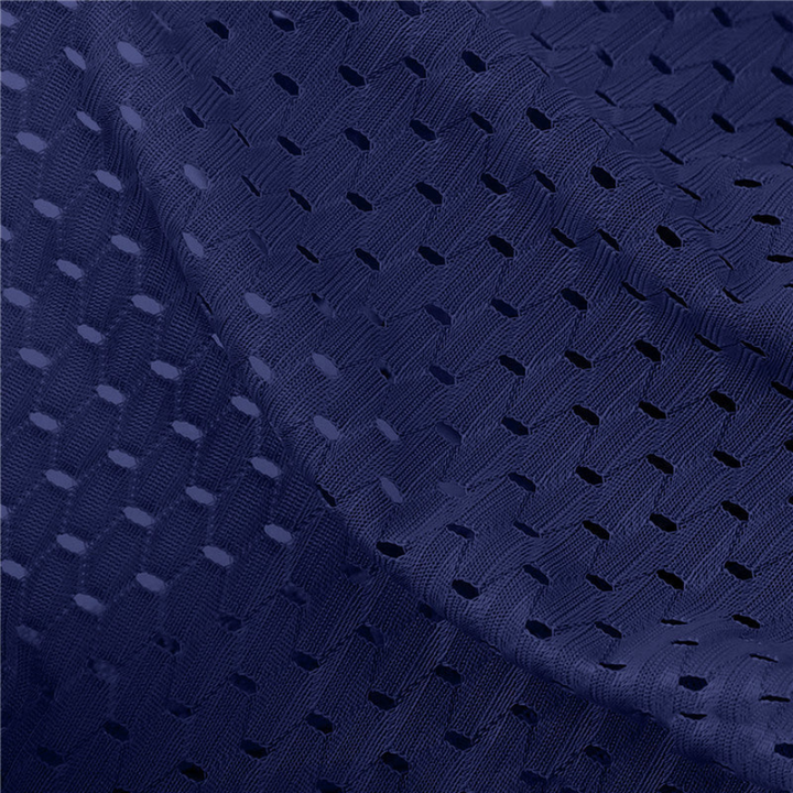 Gros plan sur le tissu bleu marine en maille à petites perforations 4