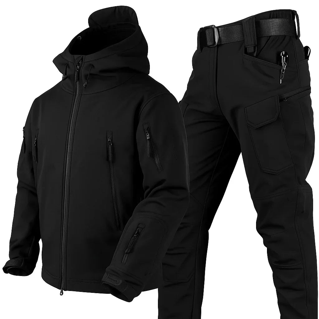 Ensemble noir veste à capuche et pantalon cargo sur fond blanc, avec poches zippées sur la poitrine et les manches. 2