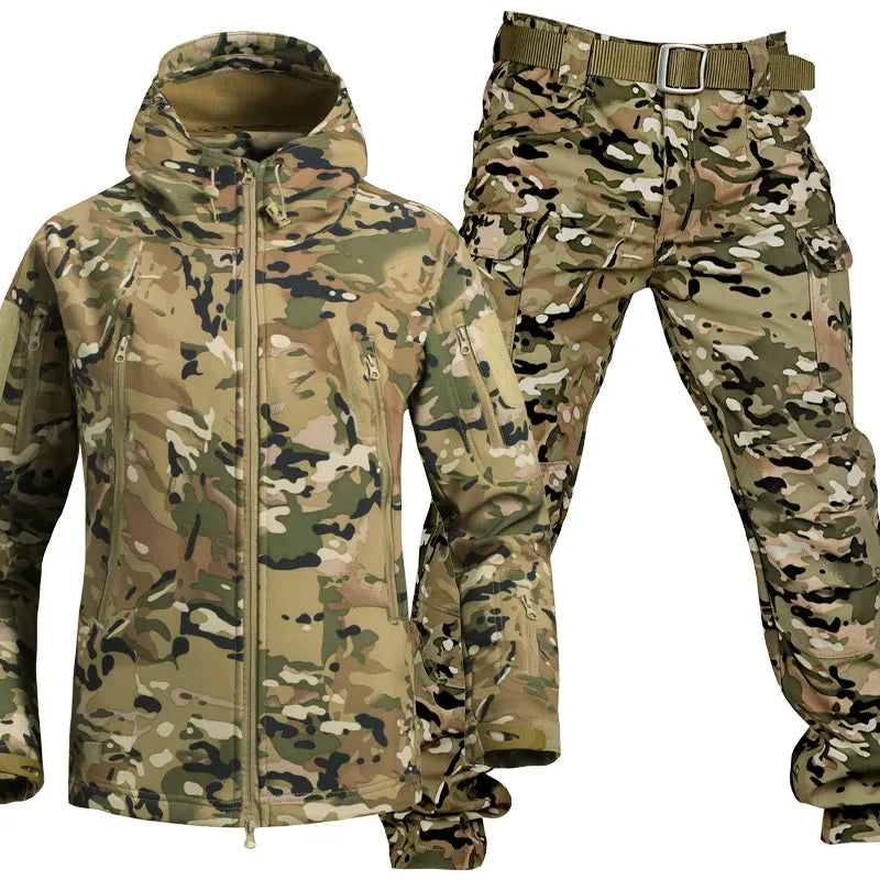 Ensemble veste à capuche et pantalon cargo à motif camouflage beige, vert et noir, avec ceinture kaki. 11