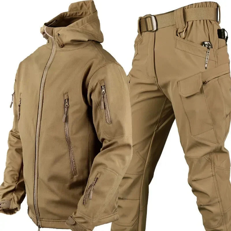 Ensemble kaki sable veste à capuche et pantalon cargo avec ceinture, poches zippées et poche à rabat sur la cuisse. 12
