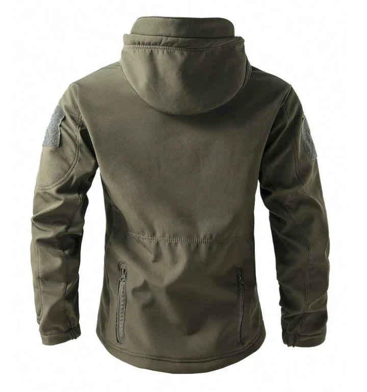 Veste vert olive à capuche à plat, vue de dos, avec patchs sur les épaules, coutures visibles et deux poches zippées. 7