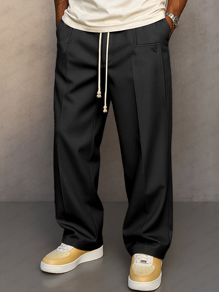Même pantalon à cordon de serrage en version noire, porté de face avec un t-shirt blanc cassé et des baskets beiges. 2