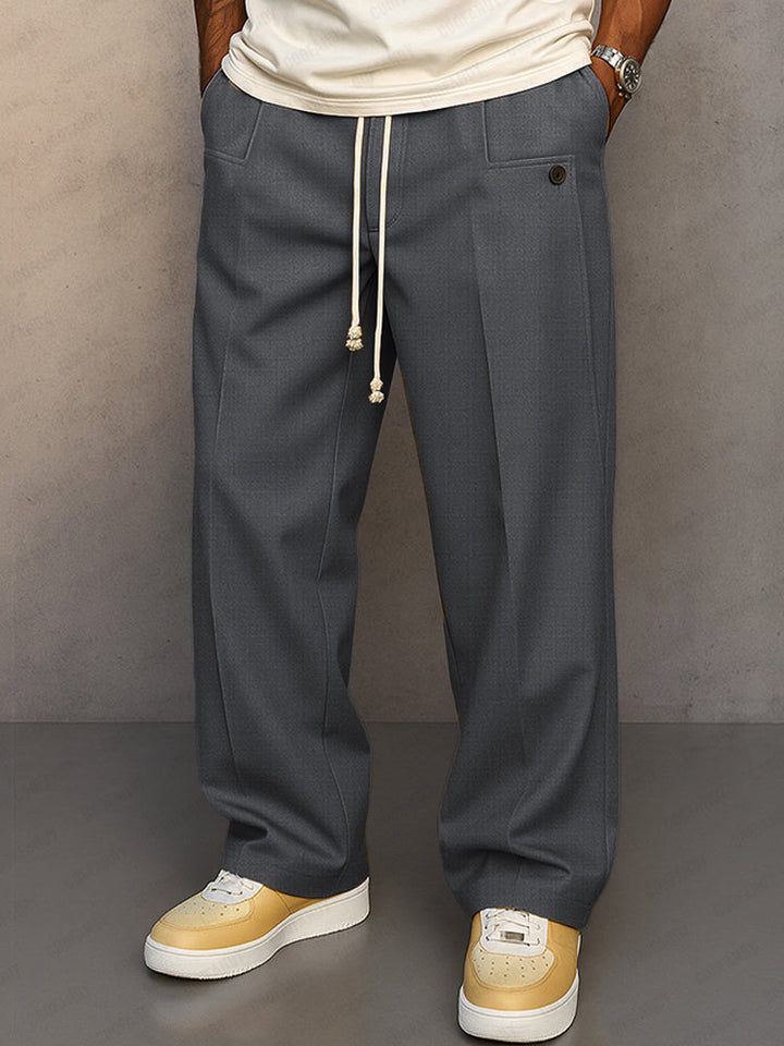Même pantalon à cordon de serrage en version gris anthracite, porté de face avec un t-shirt blanc cassé. 3