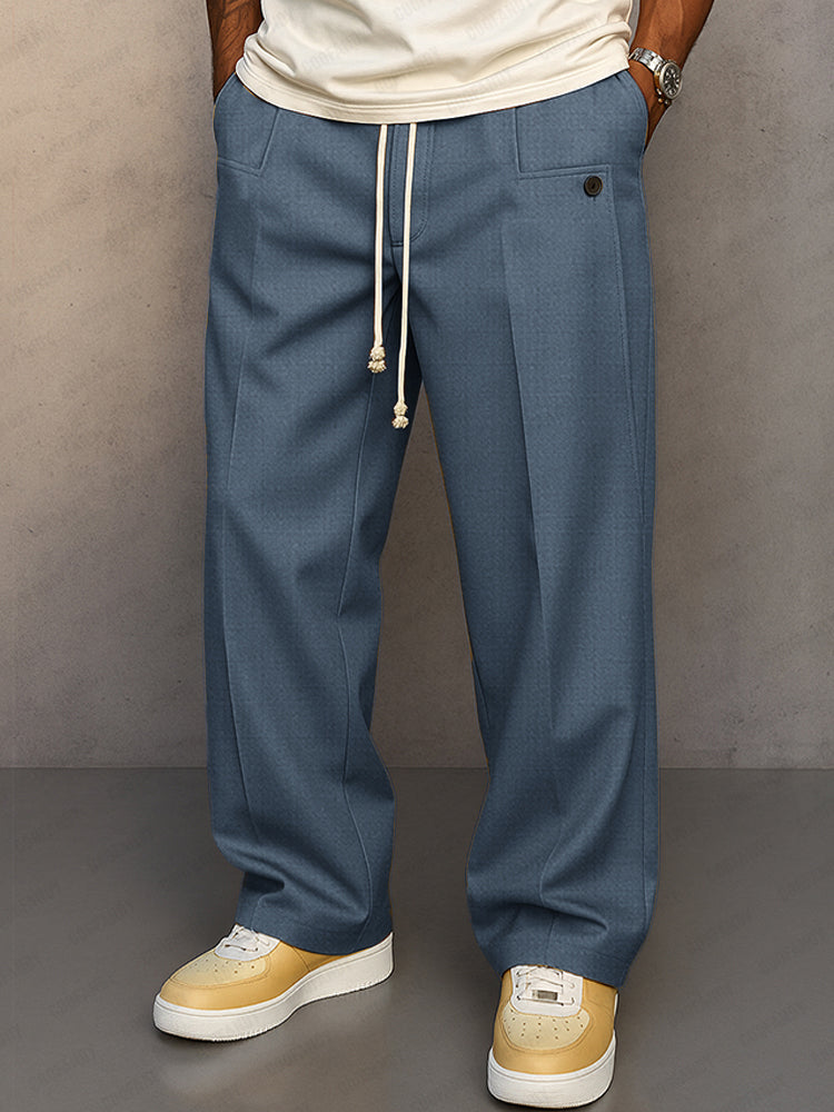 Même pantalon à cordon de serrage en version bleu gris, porté de face avec un t-shirt blanc cassé. 4