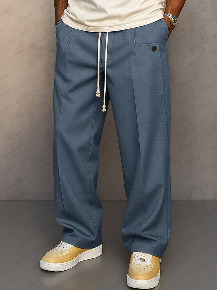 Même pantalon à cordon de serrage en version bleu gris, porté de face avec un t-shirt blanc cassé. 4