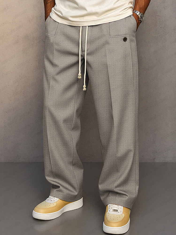 Même pantalon à cordon de serrage en version gris clair, porté de face avec un t-shirt blanc cassé. 5