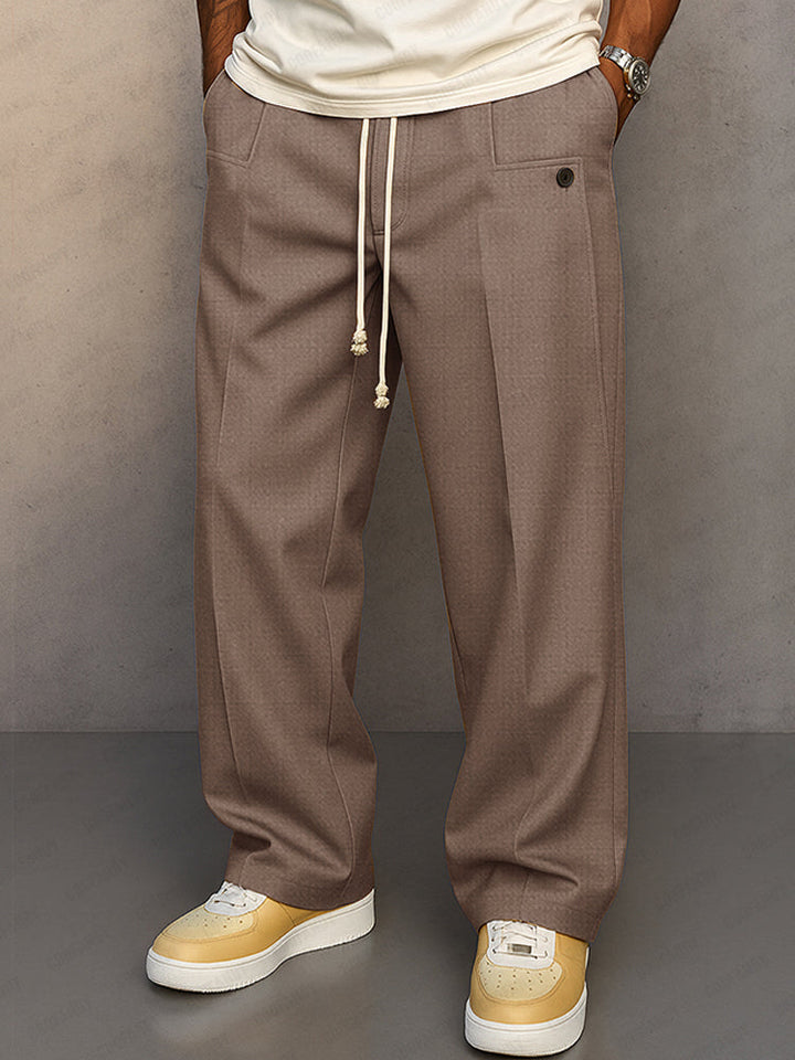 Même pantalon à cordon de serrage en version taupe, porté de face avec un t-shirt blanc cassé. 6