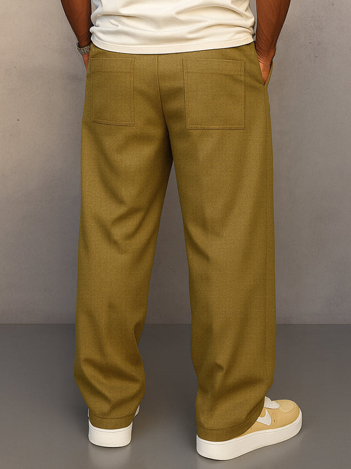 Vue de dos du pantalon vert olive porté par un homme, avec deux grandes poches plaquées sur les fesses. 9