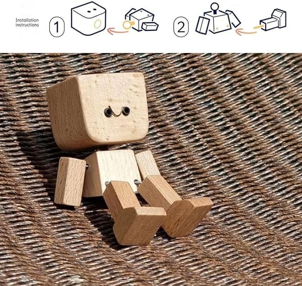 Figurine souriante assise sur un tissu tressé, avec schéma d'assemblage en deux étapes au-dessus de la photo. 7