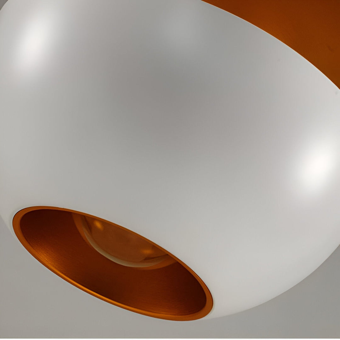Gros plan sur le dessous d'une suspension blanche, avec l'ouverture dorГ©e et l'ampoule visible Г  l'intГ©rieur. 8