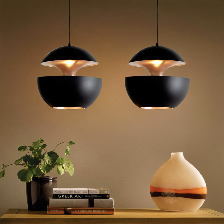Deux suspensions noires Г  l'intГ©rieur cuivrГ© clair, allumГ©es, au-dessus d'une console avec plante, livres et vase. 7