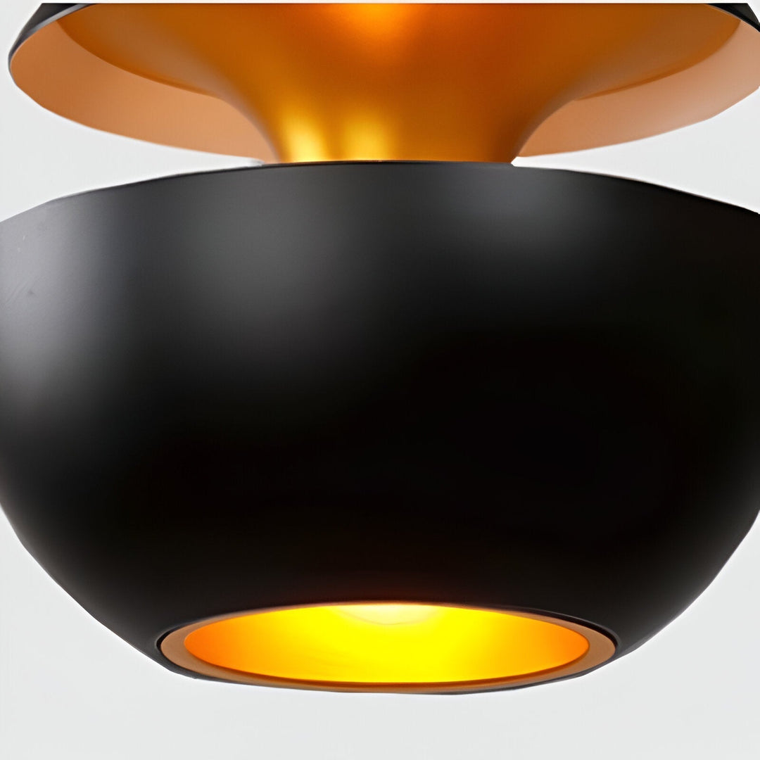 DГ©tail de la demi-sphГЁre noire mate et de l'entonnoir dorГ© lumineux de la suspension, vue rapprochГ©e du bas. 11