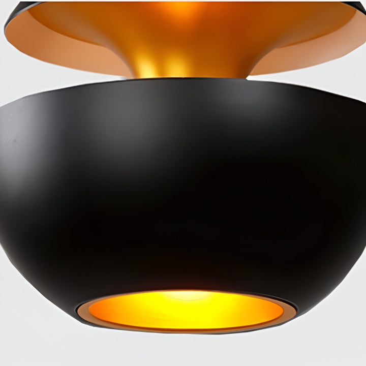 DГ©tail de la demi-sphГЁre noire mate et de l'entonnoir dorГ© lumineux de la suspension, vue rapprochГ©e du bas. 11
