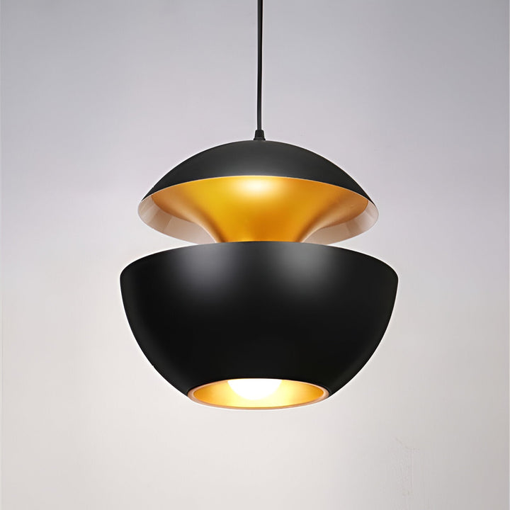 Suspension noire en forme de pomme coupée en deux coupoles, intérieur doré, ampoule allumée visible dans la coupe du bas. 21