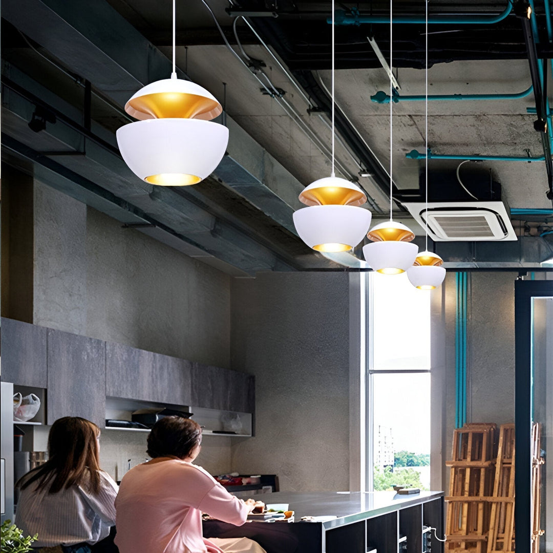 Quatre suspensions blanches Г  l'intГ©rieur dorГ©, de tailles dГ©croissantes, dans un loft industriel oГ№ deux personnes sont assises au comptoir. 5
