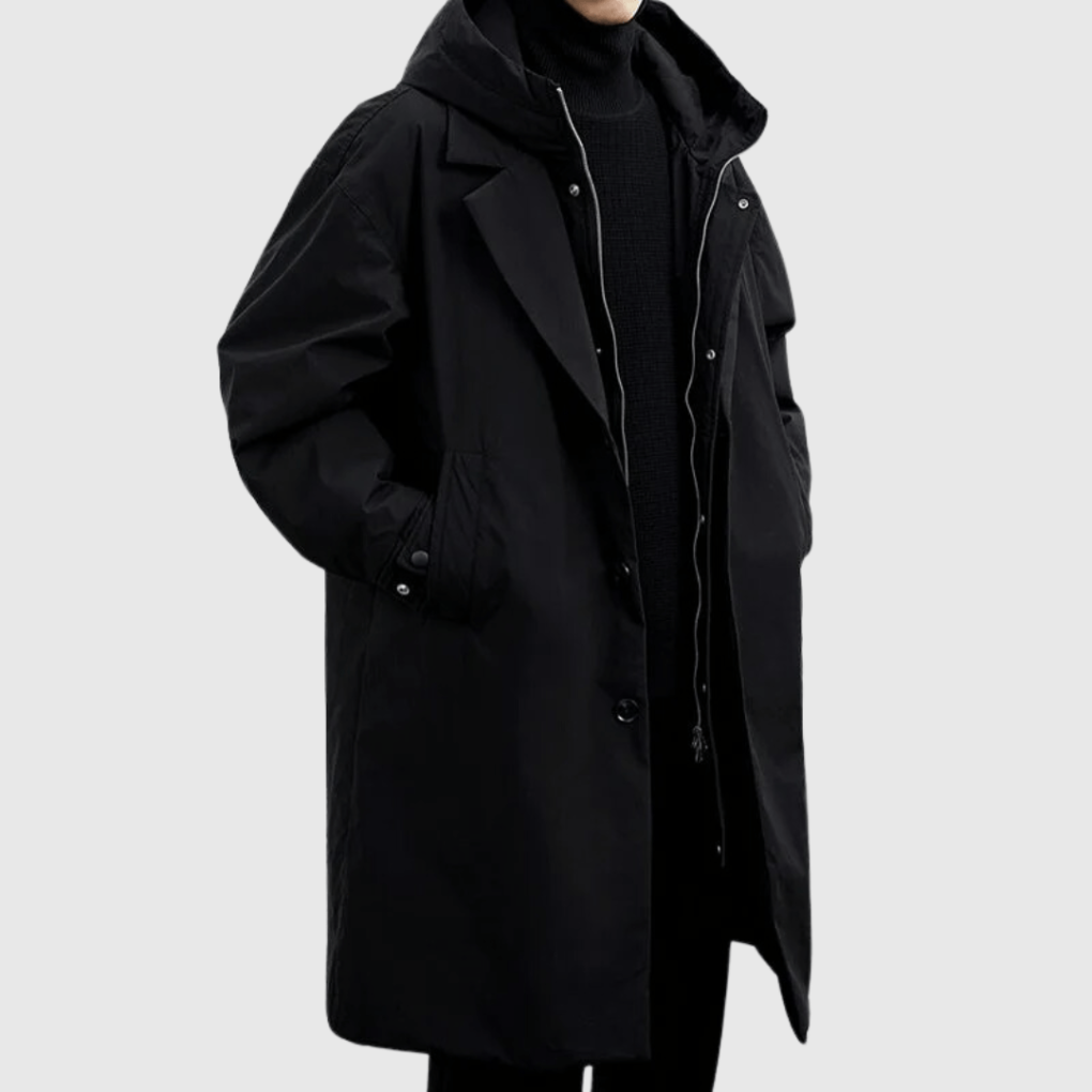 Imperméable noir porté par un modèle, vue de face, fermeture éclair ouverte sur un pull noir 4