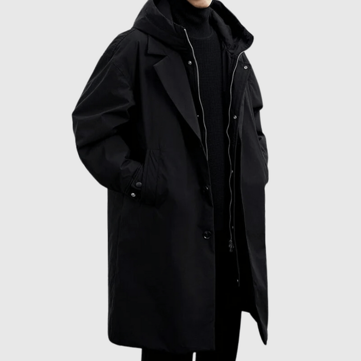 Imperméable noir porté par un modèle, vue de face, fermeture éclair ouverte sur un pull noir 4