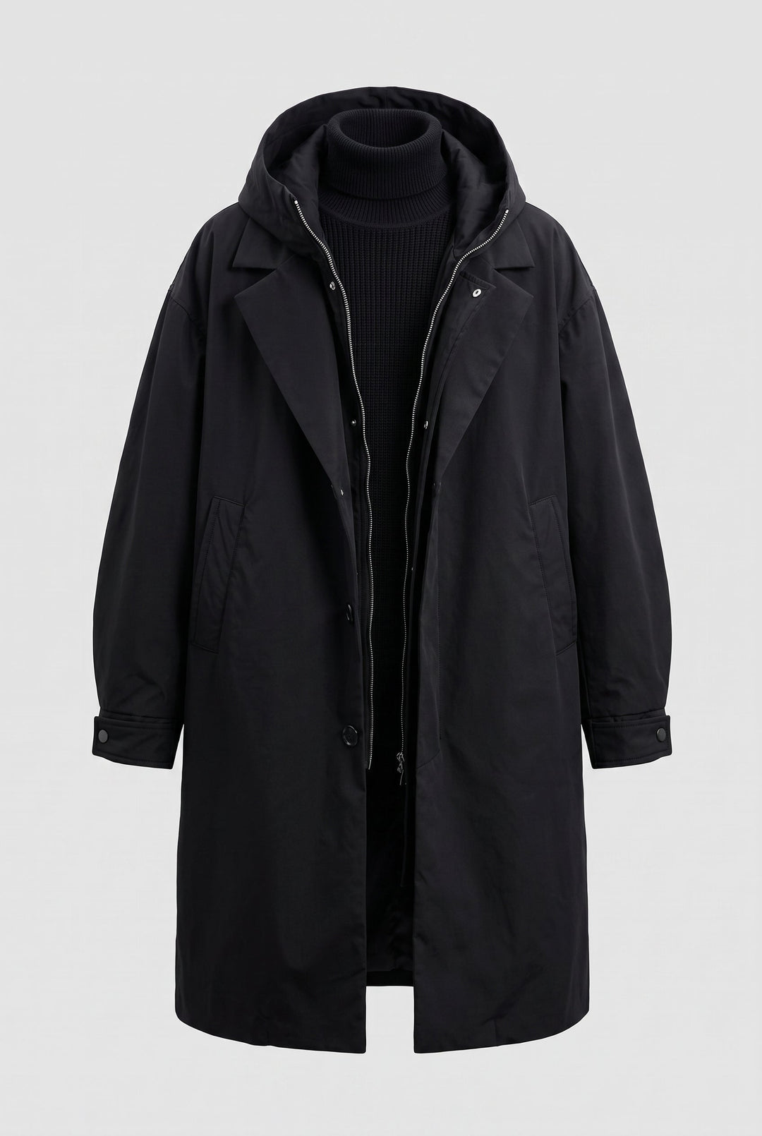 Imperméable noir présenté à plat sur fond clair, ouvert sur un col roulé noir, poches latérales visibles 8