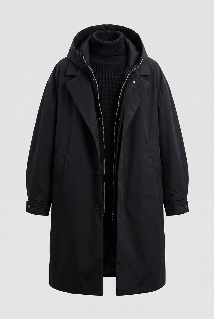 Imperméable noir présenté à plat sur fond clair, ouvert sur un col roulé noir, poches latérales visibles 8