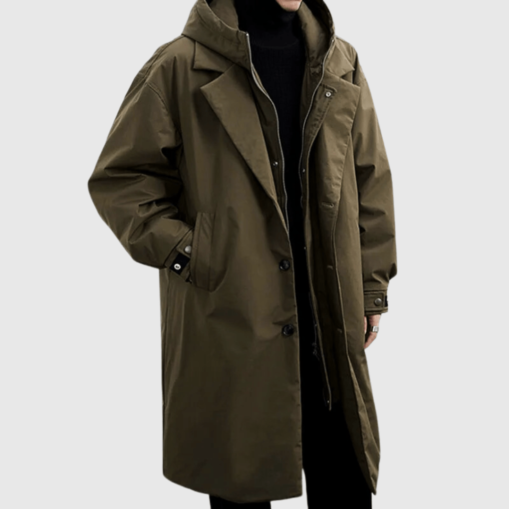 Imperméable vert olive porté par un modèle, vue de face, mains dans les poches, sur fond gris clair 1