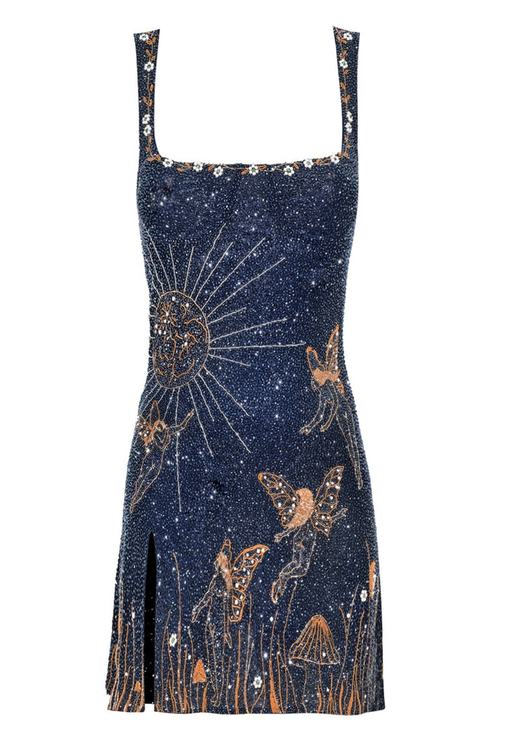 Robe à plat sur fond blanc, décolleté carré bordé de fleurs, soleil, fées et champignons dorés 5