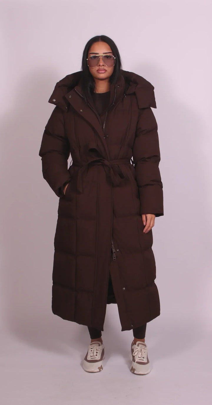 Vue de face de la version marron, portée par une mannequin, ceinture nouée à la taille et capuche relevée 1
