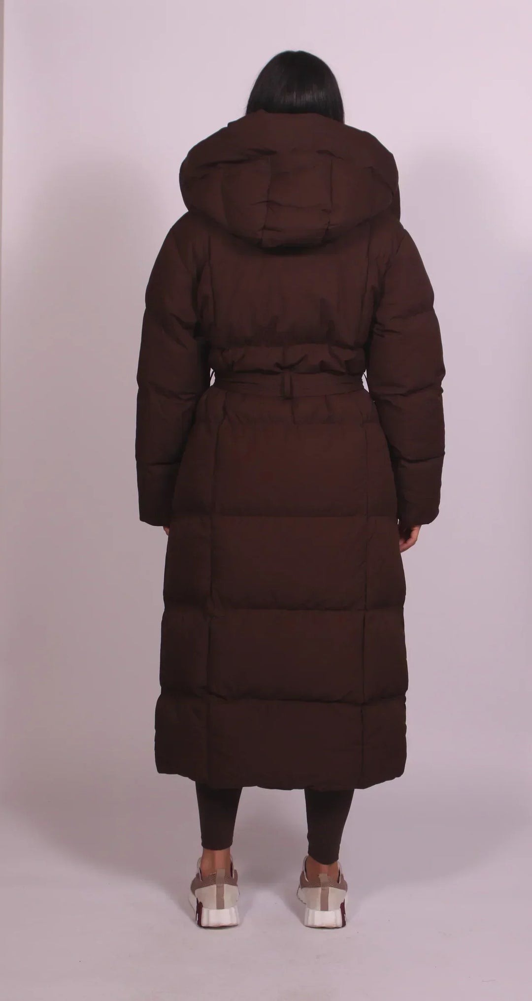 Vue de dos de la version marron portée par une mannequin, avec capuche matelassée et ceinture à la taille 3