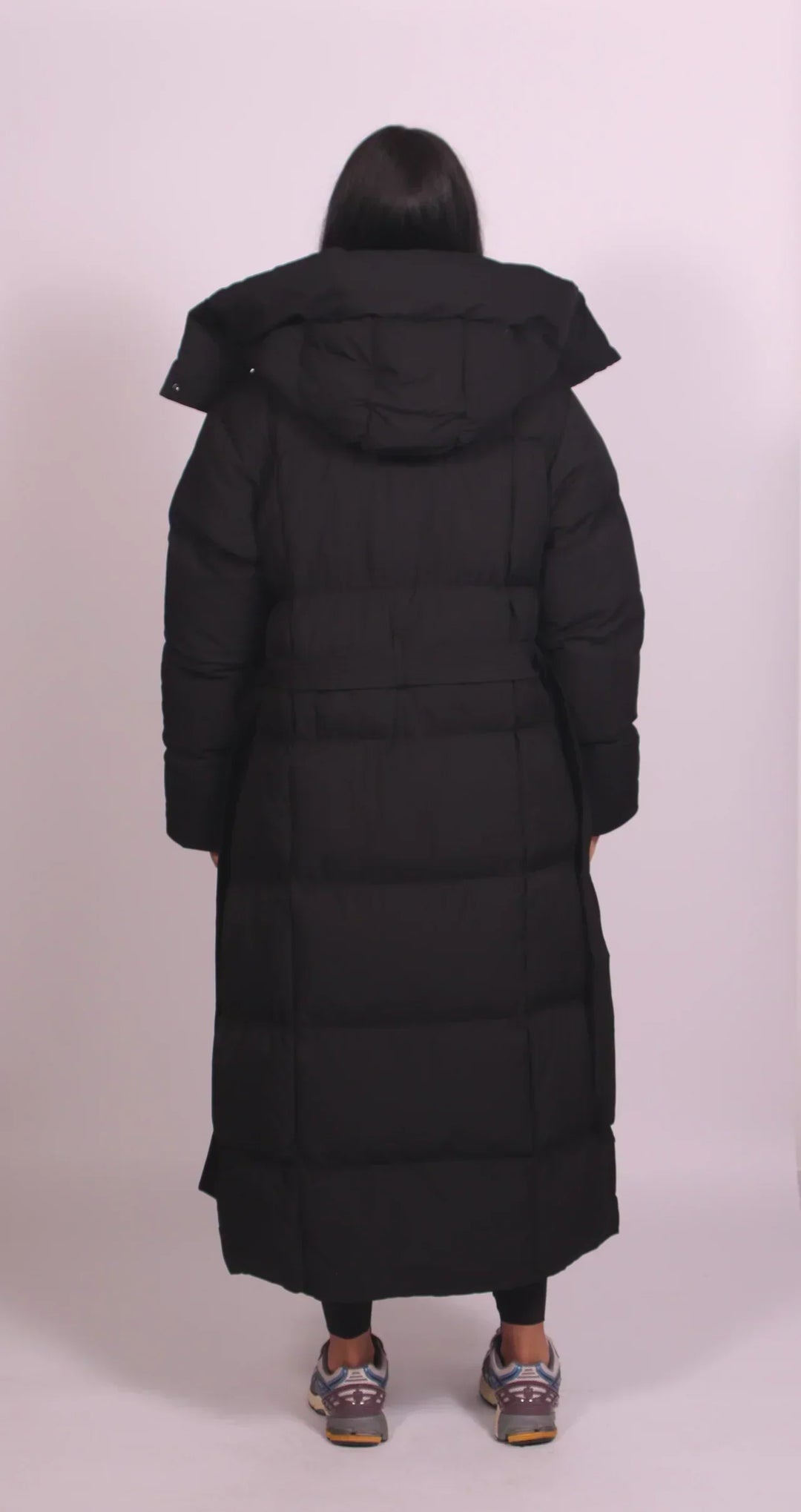 Vue de dos de la version noire portée par une mannequin, montrant la capuche et le matelassage 4
