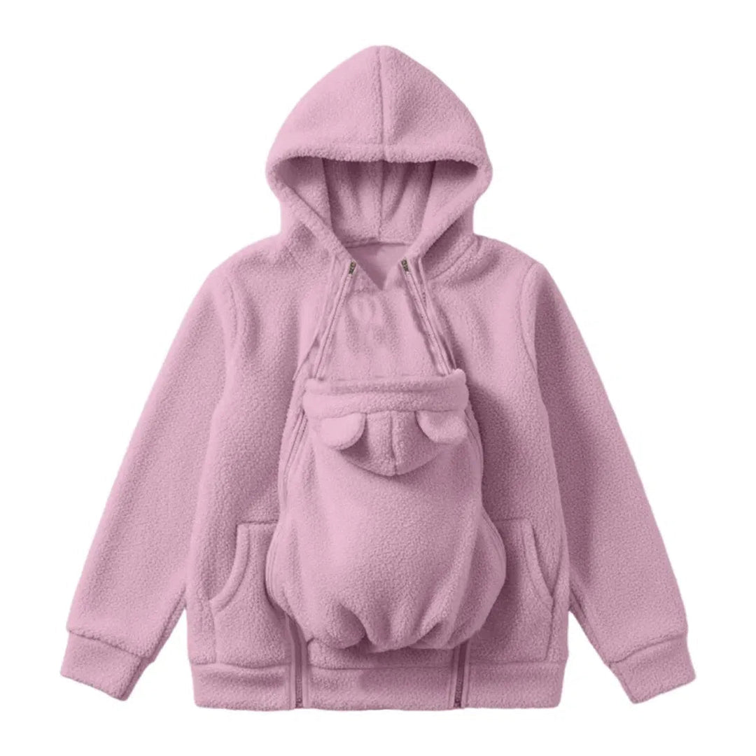 Sweat à capuche rose en polaire bouclette à plat, avec empiècement central à oreilles d'ourson pour porter un bébé et deux poches. 1