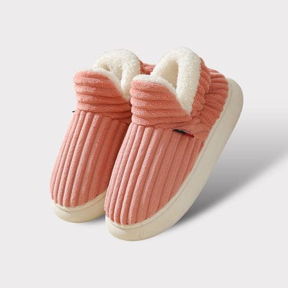 Paire de chaussons rose corail côtelés avec doublure peluche blanche et semelle crème, présentée sur fond uni. 17