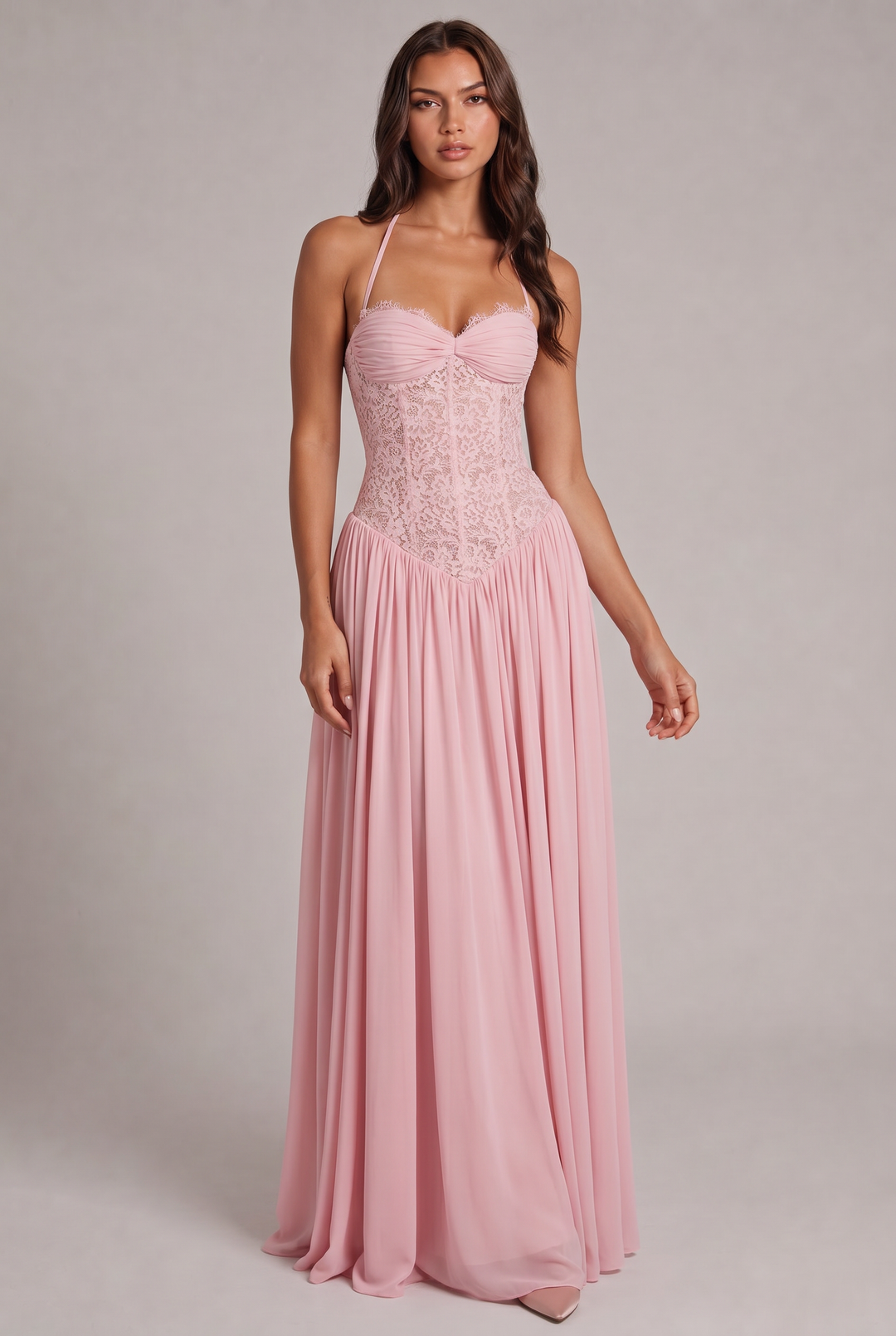 Vue de face en pied de la robe rose pâle portée par un mannequin, corsage en dentelle et jupe fluide en mousseline. 1