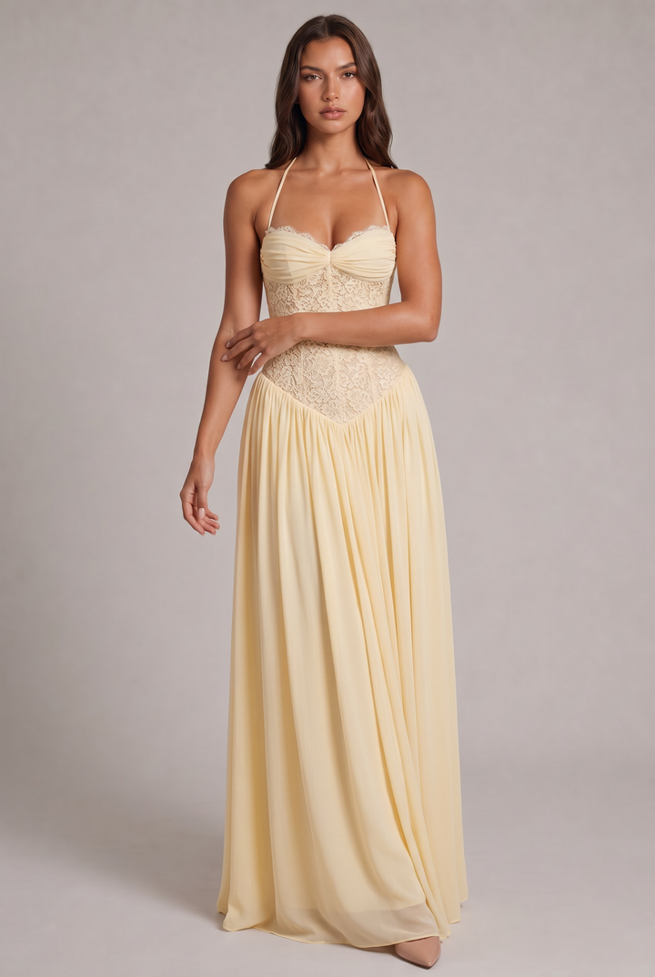 Vue de face en pied de la robe jaune pâle portée par un mannequin, bretelles licou, corsage en dentelle, jupe ample. 5
