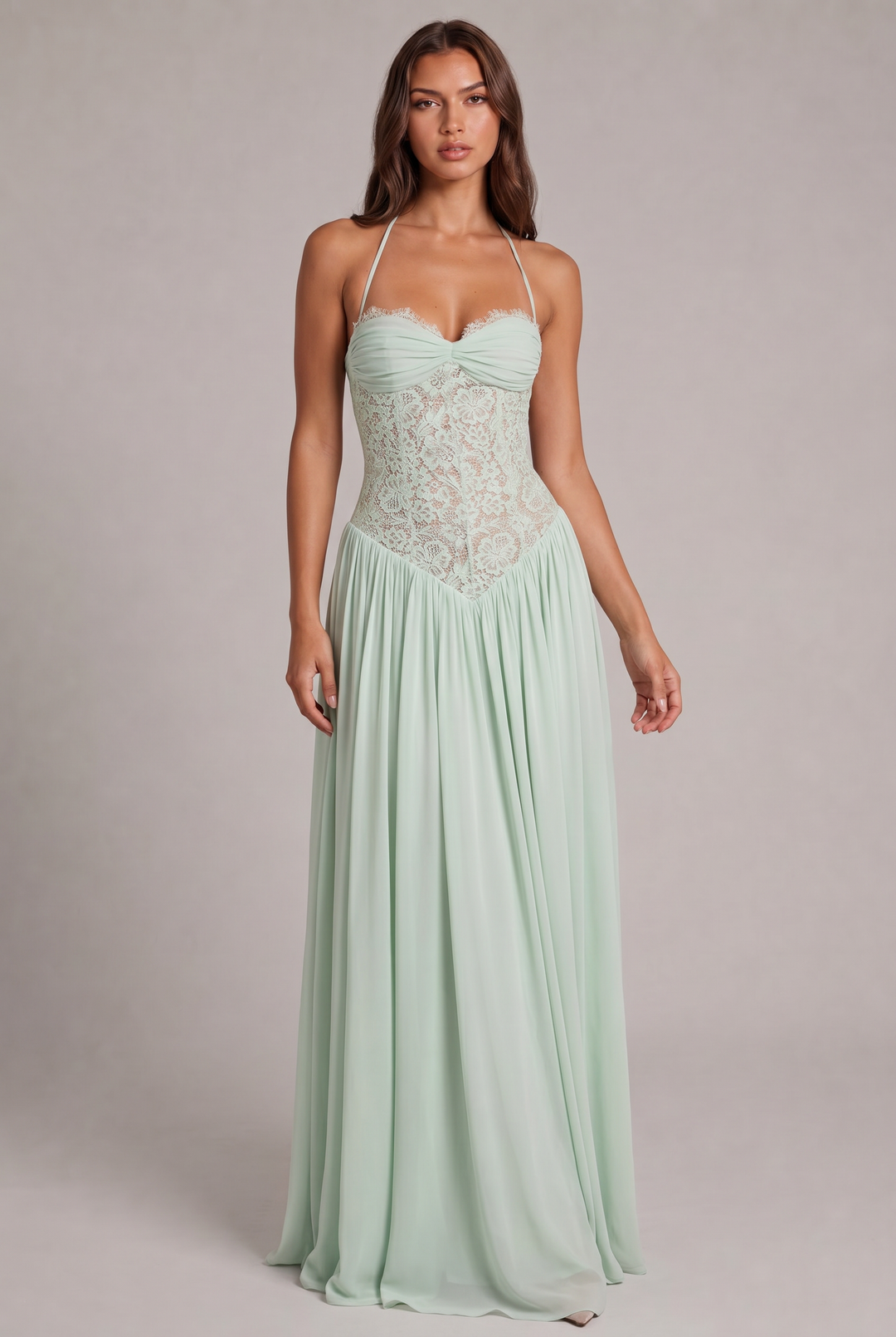 Vue de face en pied de la robe vert menthe portée, corsage en dentelle transparente, bretelles licou et jupe longue fluide. 9