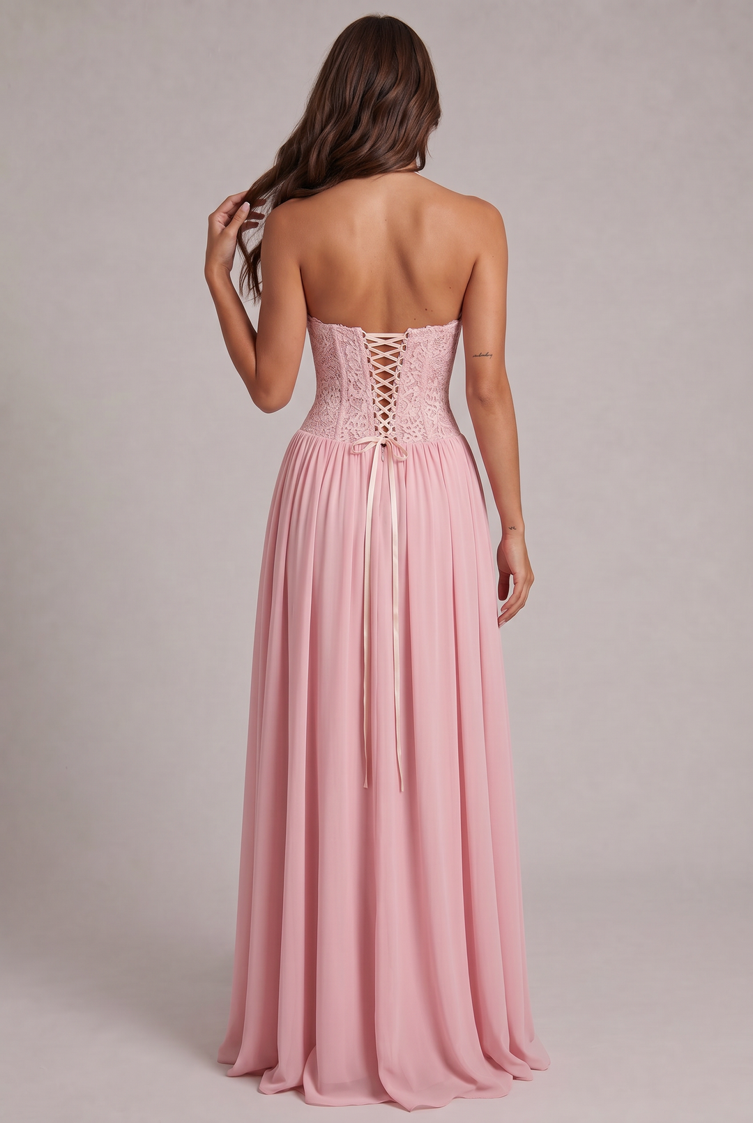 Vue de dos de la robe rose portée: dos nu avec laçage corset croisé et ruban noué à la taille. 4