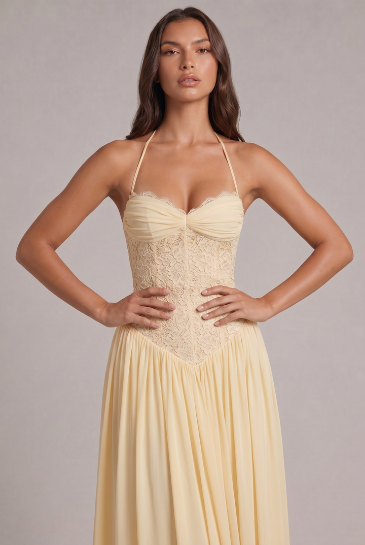 Gros plan sur le buste de la robe jaune pâle, mains sur les hanches, détail de la dentelle et des bonnets froncés. 6