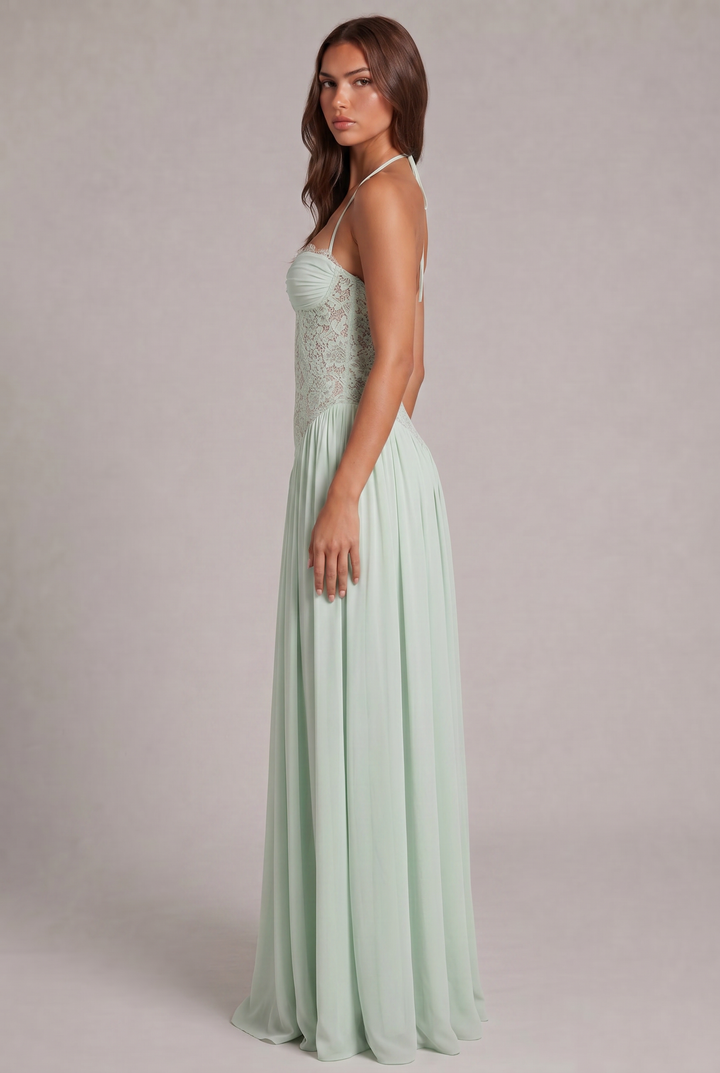 Vue de profil de la robe vert menthe portée, montrant le dos nu, la dentelle du corsage et l'ampleur de la jupe. 10