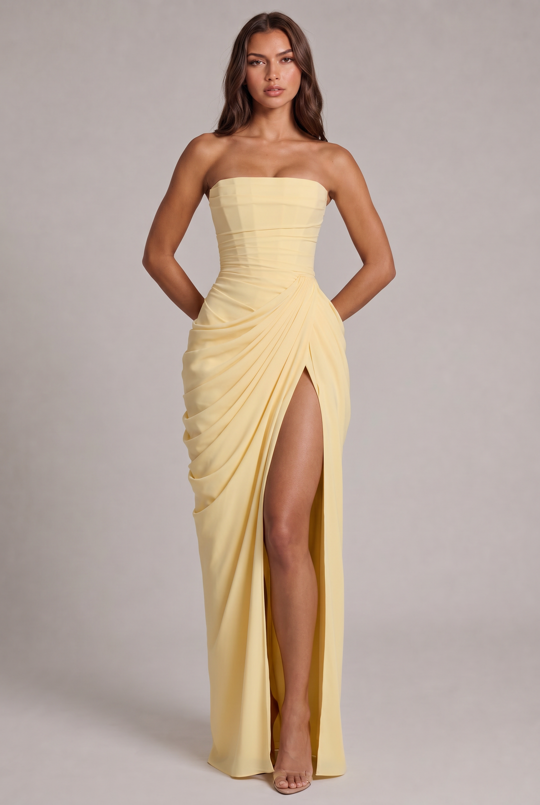 Robe longue jaune pâle portée de face, mains dans le dos, fente haute sur la jambe 1