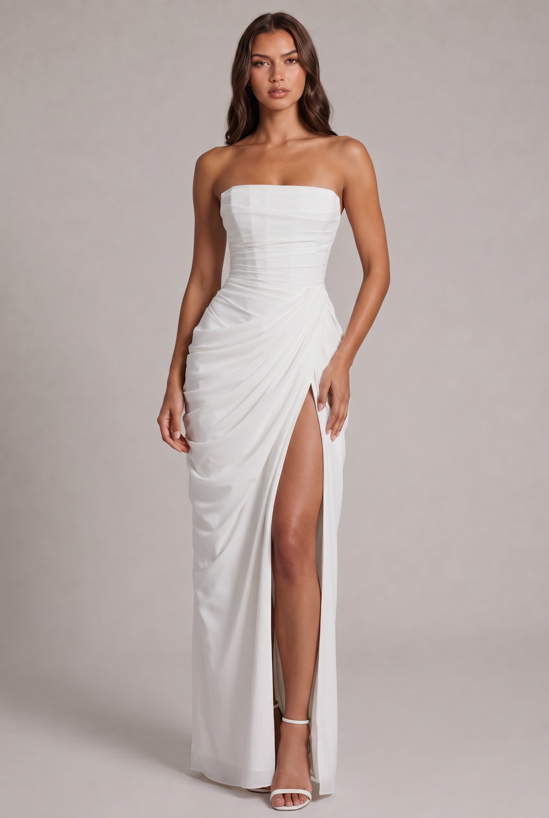 Robe longue blanche portée de face, bustier sans bretelles, drapé croisé et fente haute 17