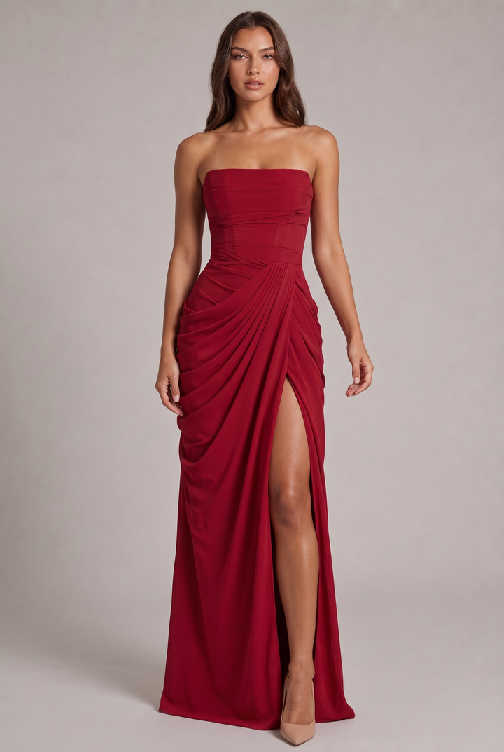 Robe bustier rouge portée de face par une mannequin, drapé plissé sur la hanche et fente haute 21