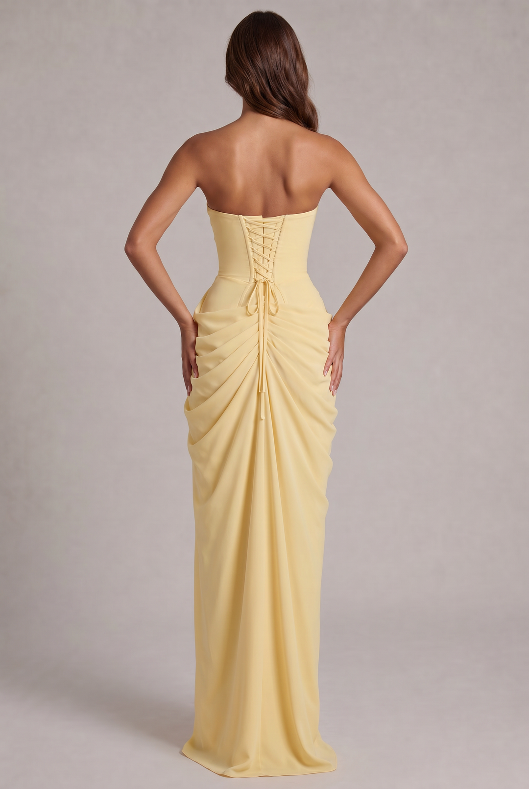 Robe jaune pâle vue de dos, laçage de corset et jupe froncée au centre 4