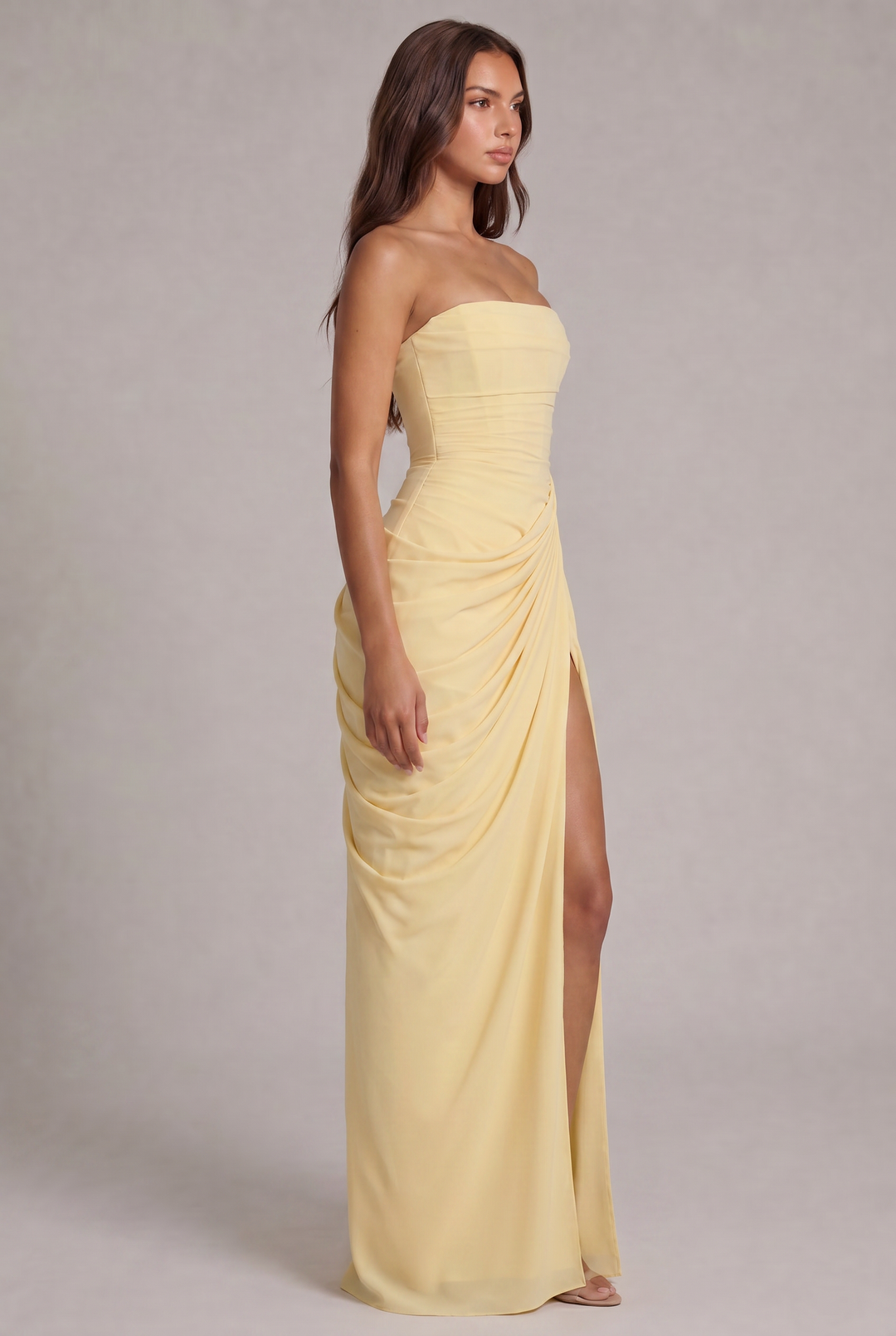 Robe jaune pâle vue de profil trois-quarts, drapé sur la hanche et fente haute 3