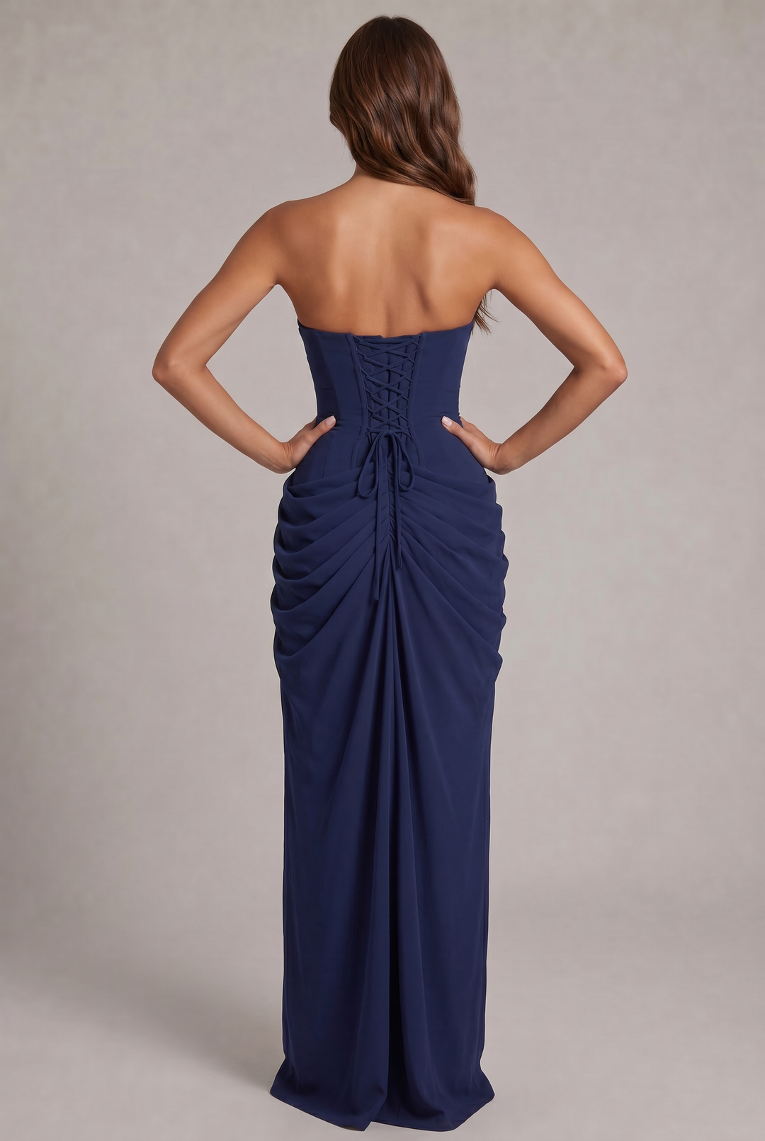 Robe bleu marine vue de dos, mains sur les hanches, laçage de corset et jupe froncée 16
