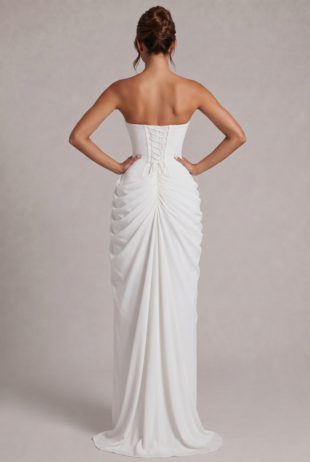 Robe blanche vue de dos, cheveux relevés en chignon, laçage de corset et jupe froncée 20