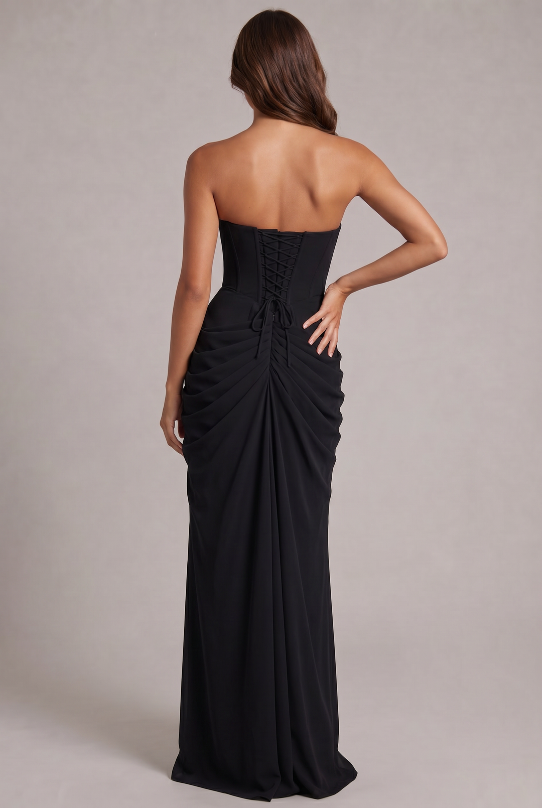 Dos de la robe noire avec laçage de corset à croisillons, cordons noués et jupe froncée 28