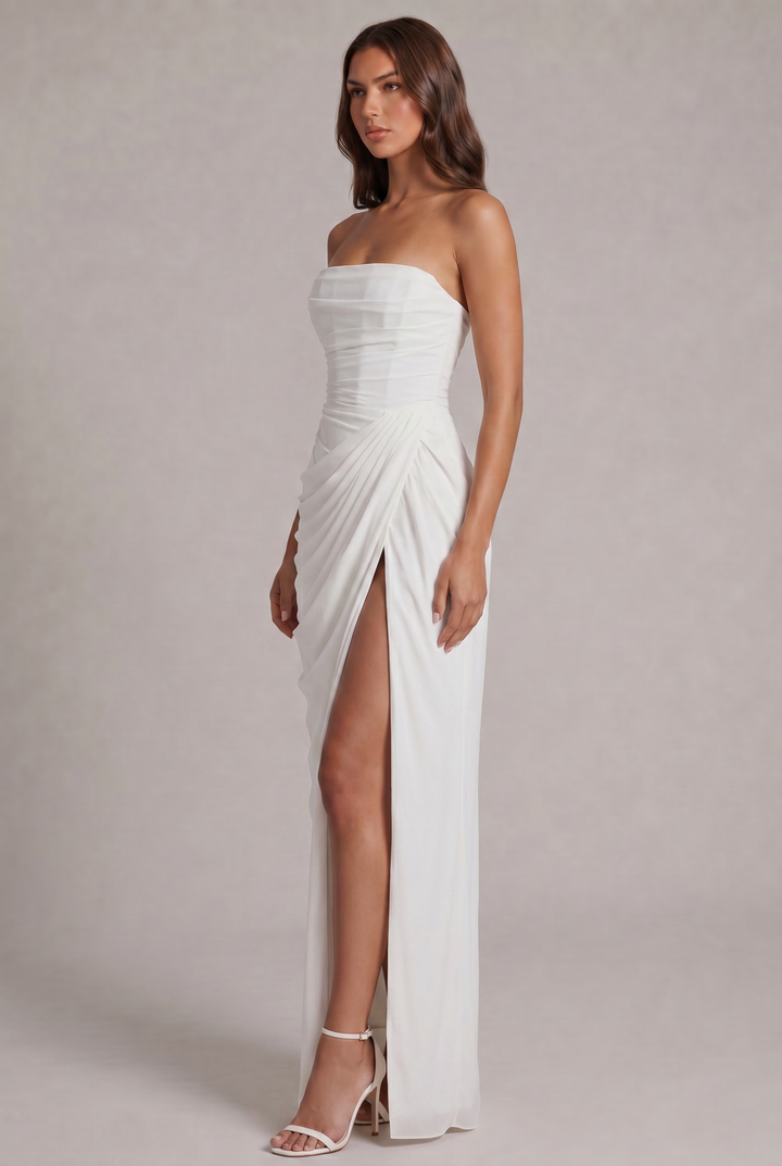 Robe blanche vue de trois-quarts, plis du drapé à la taille et fente sur la jambe 19