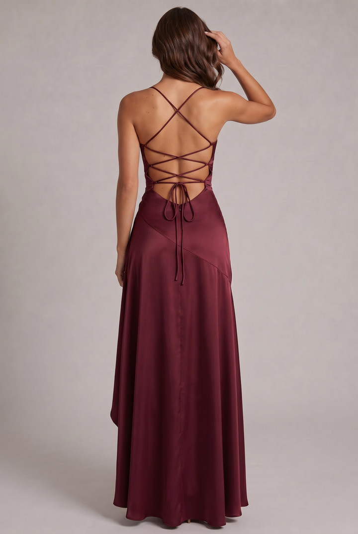 Robe bordeaux vue de dos, avec dos nu à fines lanières croisées, nœud à nouer dans le bas du dos et fermeture éclair. 4