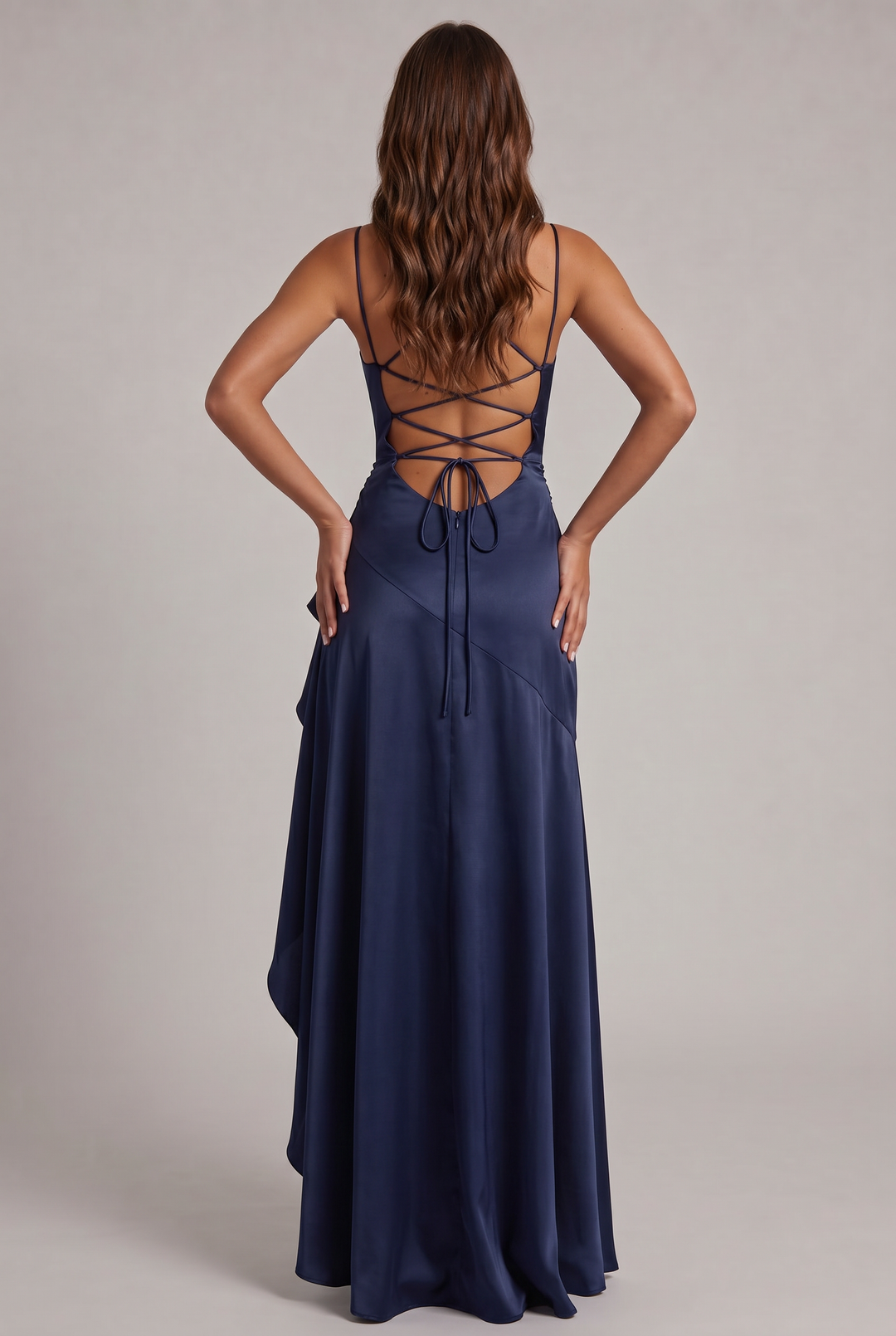 Robe bleu marine vue de dos, dos nu à lanières entrecroisées avec nœud, jupe fluide légèrement asymétrique. 8