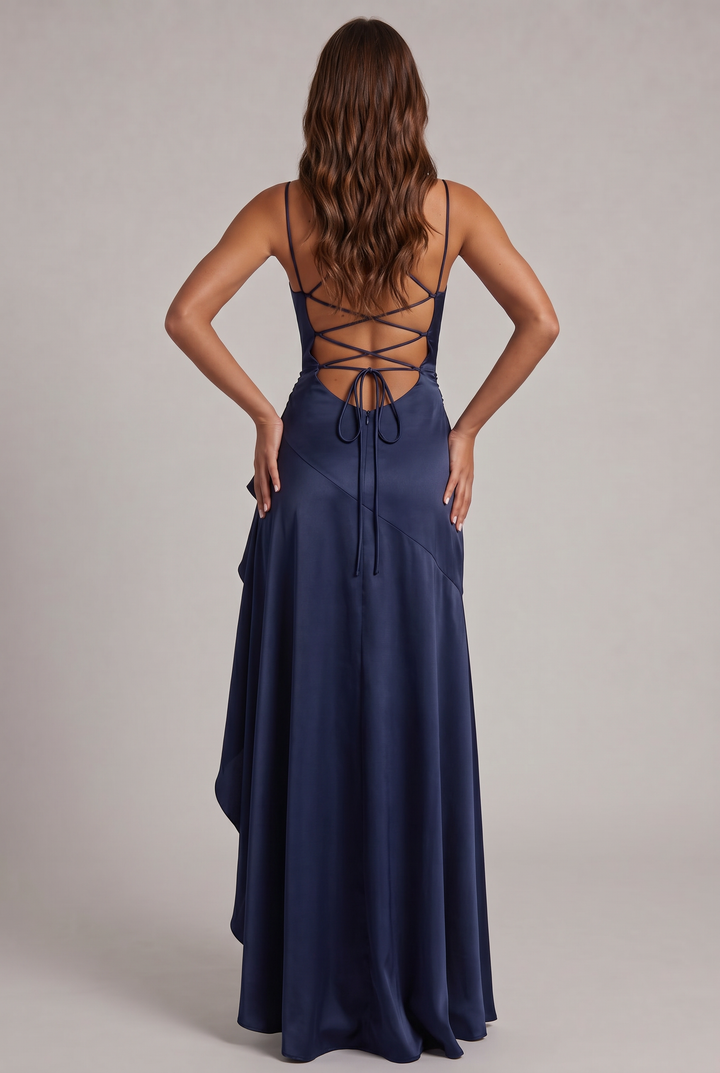 Robe bleu marine vue de dos, dos nu à lanières entrecroisées avec nœud, jupe fluide légèrement asymétrique. 8