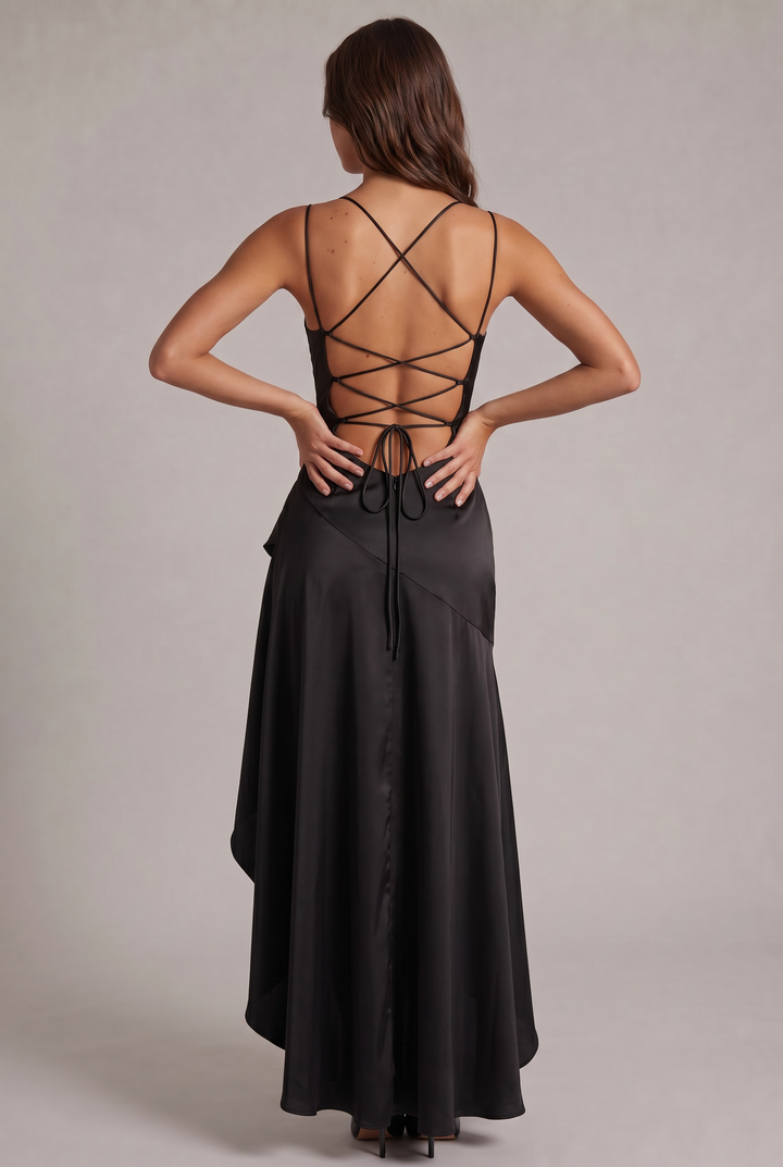 Robe noire vue de dos, avec dos nu à lanières croisées, nœud dans le bas du dos et jupe fluide à bas asymétrique. 12