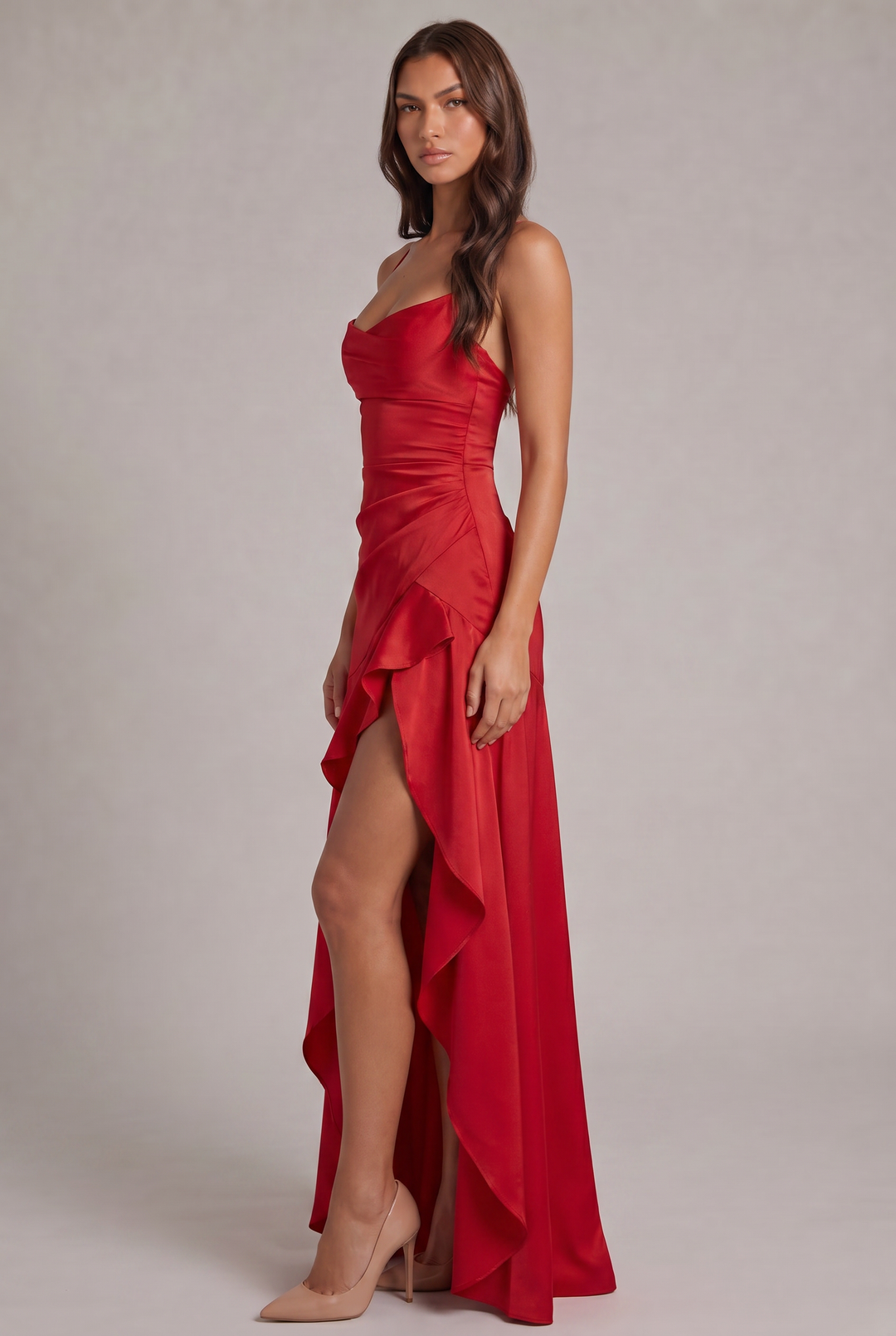 Robe rouge en satin vue de profil, montrant le drapé du corsage, les froncés latéraux et la longue fente volantée. 15
